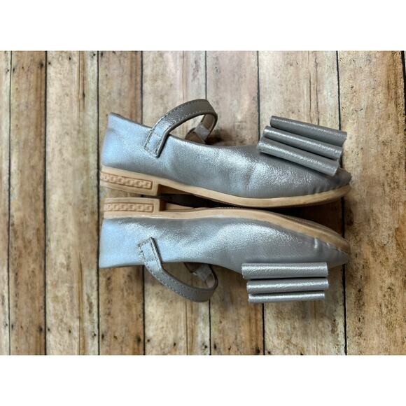 Pipperdoodles Silver Bow Shoes Toddler Size 28 (US 9) - Picture 2 of 7